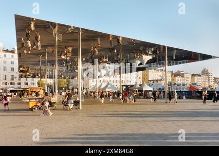 L'Ombrière de Norman Foster au Vieux Port de Marseille. C'est un auvent en acier poli qui reflète les visiteurs marchant sous le pavillon. France Banque D'Images