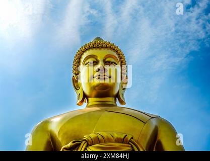 Le plus grand autel doré du soleil de Bouddha Wat Paknam Bhasicharoen à Bangkok Thaïlande. Temple établi dans les années 1600 Bouddha a terminé 2021. Banque D'Images