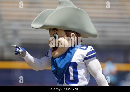 OXNARD, CA - JUILLET 25 : Rowdy, mascotte des Dallas Cowboys, divertit les fans pendant le camp d'entraînement de l'équipe sur les terrains de jeu de River Ridge le 25 juillet 2024 à Oxnard, CA. (Photo de Brandon Sloter/image of Sport) Banque D'Images