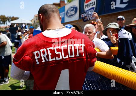 OXNARD, CA - JUILLET 25 : le quarterback des Dallas Cowboys Dak Prescott (4) signe pour les supporters pendant le camp d'entraînement de l'équipe aux terrains de jeu de River Ridge le 25 juillet 2024 à Oxnard, CA. (Photo de Brandon Sloter/image of Sport) Banque D'Images