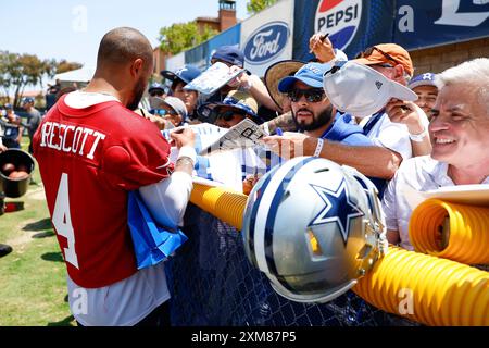 OXNARD, CA - JUILLET 25 : le quarterback des Dallas Cowboys Dak Prescott (4) signe pour les supporters pendant le camp d'entraînement de l'équipe aux terrains de jeu de River Ridge le 25 juillet 2024 à Oxnard, CA. (Photo de Brandon Sloter/image of Sport) Banque D'Images