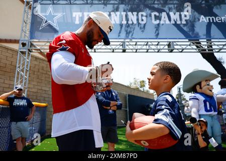 OXNARD, CA - JUILLET 25 : le quarterback des Dallas Cowboys Dak Prescott (4) signe pour les supporters pendant le camp d'entraînement de l'équipe aux terrains de jeu de River Ridge le 25 juillet 2024 à Oxnard, CA. (Photo de Brandon Sloter/image of Sport) Banque D'Images