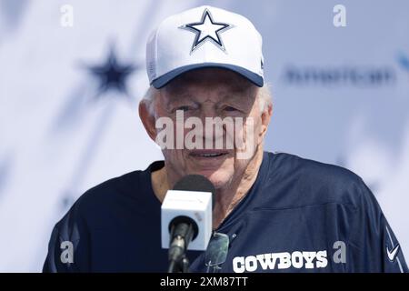 OXNARD, CA - JUILLET 25 : le propriétaire des Dallas Cowboys, Jerry Jones, parle aux médias lors du camp d'entraînement de l'équipe aux terrains de jeu River Ridge le 25 juillet 2024 à Oxnard, CA. (Photo de Brandon Sloter/image of Sport) Banque D'Images