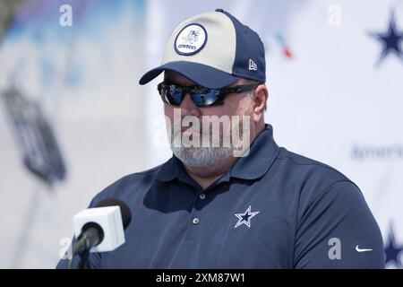 OXNARD, CA - JUILLET 25 : Mike McCarthy, entraîneur-chef des Dallas Cowboys, s'adresse aux médias lors du camp d'entraînement de l'équipe sur les terrains de jeu de River Ridge le 25 juillet 2024 à Oxnard, CA. (Photo de Brandon Sloter/image of Sport) Banque D'Images