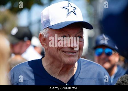 OXNARD, CA - JUILLET 25 : le propriétaire des Dallas Cowboys, Jerry Jones, parle aux médias lors du camp d'entraînement de l'équipe aux terrains de jeu River Ridge le 25 juillet 2024 à Oxnard, CA. (Photo de Brandon Sloter/image of Sport) Banque D'Images