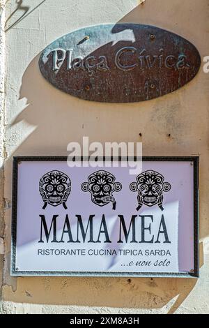 ALGHERO, SARDAIGNE, ITALIE - 4 JUILLET 2024 : Restaurant sarde traditionnel situé sur la place civique (Placa Civica), avec les signes de la mafia italienne Banque D'Images