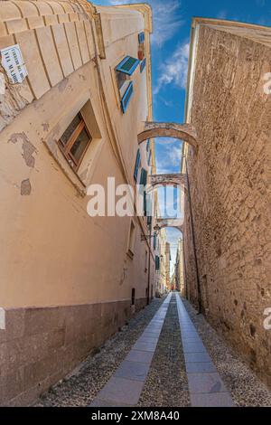 ALGHERO, SARDAIGNE, ITALIE - 4 JUILLET 2024 : vue le long de la rue médiévale via Majorque-Carrero del Rosa avec une manière italienne traditionnelle et spécifique Banque D'Images