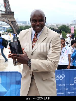 Carl Lewis arrive au Trocadéro avant la cérémonie d’ouverture des Jeux Olympiques de Paris 2024. Date de la photo : vendredi 26 juillet 2024. Banque D'Images