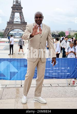 Carl Lewis arrive au Trocadéro avant la cérémonie d’ouverture des Jeux Olympiques de Paris 2024. Date de la photo : vendredi 26 juillet 2024. Banque D'Images