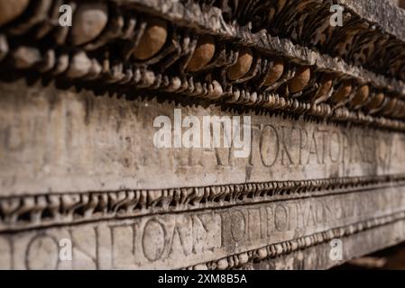 Celsus Bibliothèque dans la ville antique Ephèse au coucher du soleil près de Selcuk, Turquie. Inscriptions grecques antiques sur le mur des ruines archéologiques dans l'ancienne Ephèse Banque D'Images