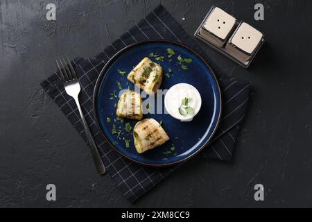 Savoureuses tranches de courgettes grillées servies sur une table texturée grise, à plat Banque D'Images