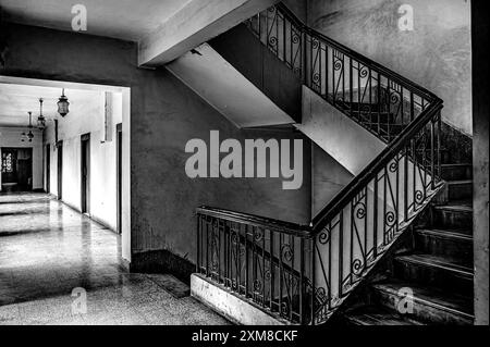 06 06 2014 A Vintage Vieux noir et blanc photo de Guest House Lobby et escalier Satara, Maharashtra, Inde, Asie Banque D'Images