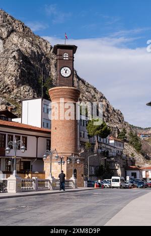 Vue sur la Tour de l'horloge et la rivière verte (en turc : Yeshilirmak) dans la ville d'Amasya. Amasya est une ville du nord de la Turquie, la capitale d'Amasy Banque D'Images