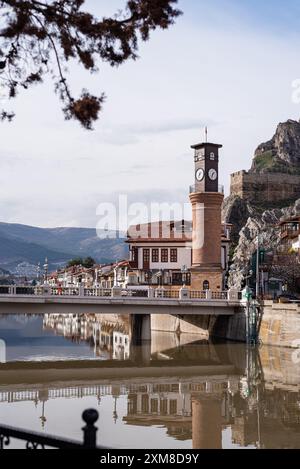 Vue sur la Tour de l'horloge et la rivière verte (en turc : Yeshilirmak) dans la ville d'Amasya. Amasya est une ville du nord de la Turquie, la capitale d'Amasy Banque D'Images