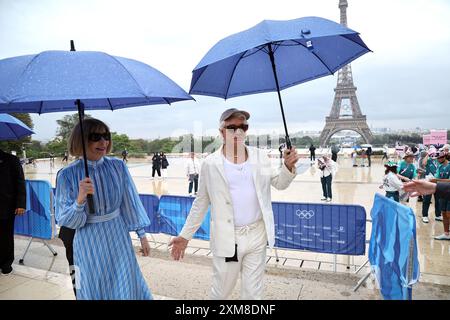 Anna Wintour avec le réalisateur australien Baz Luhrmann au Trocadéro avant la cérémonie d'ouverture des Jeux Olympiques de Paris 2024. Date de la photo : vendredi 26 juillet 2024. Banque D'Images