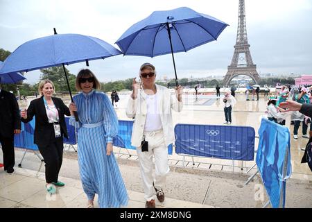 Anna Wintour avec le réalisateur australien Baz Luhrmann au Trocadéro avant la cérémonie d'ouverture des Jeux Olympiques de Paris 2024. Date de la photo : vendredi 26 juillet 2024. Banque D'Images