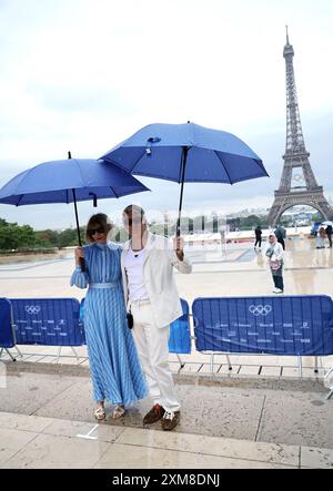 Anna Wintour avec le réalisateur australien Baz Luhrmann au Trocadéro avant la cérémonie d'ouverture des Jeux Olympiques de Paris 2024. Date de la photo : vendredi 26 juillet 2024. Banque D'Images