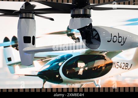 Le taxi aérien électrique Joby eVTOL est vu exibité lors du salon aéronautique international de Farnborough, le 26 juillet 2024, à Farnborough, en Angleterre. L'eVTOL de Joby est un prototype de véhicule de mobilité urbaine. Le salon aéronautique international de Farnborough, qui se déroule cette année, accueille 1 500 exposants avec 100 000 m2 d'espace d'exposition avec plus de 80 000 visiteurs sur les 5 jours de commerce. Banque D'Images