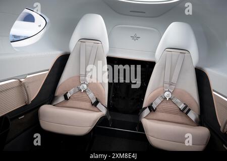 Sièges intérieurs du taxi aérien électrique Joby eVTOL lors de son exibération pendant le salon international de l'aéronautique de Farnborough, le 26 juillet 2024, à Farnborough, en Angleterre. L'eVTOL de Joby est un prototype de véhicule de mobilité urbaine. Le salon aéronautique international de Farnborough, qui se déroule cette année, accueille 1 500 exposants avec 100 000 m2 d'espace d'exposition avec plus de 80 000 visiteurs sur les 5 jours de commerce. Banque D'Images