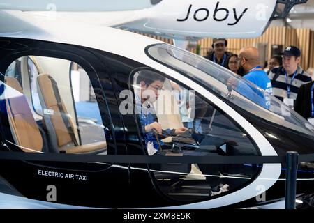 Le taxi aérien électrique Joby eVTOL est vu exibité lors du salon aéronautique international de Farnborough, le 26 juillet 2024, à Farnborough, en Angleterre. L'eVTOL de Joby est un prototype de véhicule de mobilité urbaine. Le salon aéronautique international de Farnborough, qui se déroule cette année, accueille 1 500 exposants avec 100 000 m2 d'espace d'exposition avec plus de 80 000 visiteurs sur les 5 jours de commerce. Banque D'Images