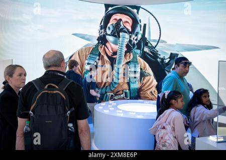 Technologie militaire et exposition interactive pour les visiteurs dans l'un des chalets d'exposition de Boeing Corporation pendant le salon aéronautique international de Farnborough, le 26 juillet 2024, à Farnborough, en Angleterre. Le salon aéronautique international de Farnborough, qui se déroule cette année, accueille 1 500 exposants avec 100 000 m2 d'espace d'exposition avec plus de 80 000 visiteurs sur les 5 jours de commerce. Banque D'Images