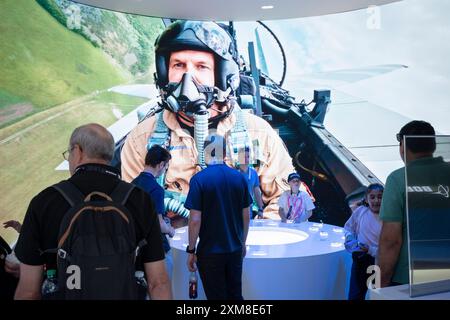 Technologie militaire et exposition interactive pour les visiteurs dans l'un des chalets d'exposition de Boeing Corporation pendant le salon aéronautique international de Farnborough, le 26 juillet 2024, à Farnborough, en Angleterre. Le salon aéronautique international de Farnborough, qui se déroule cette année, accueille 1 500 exposants avec 100 000 m2 d'espace d'exposition avec plus de 80 000 visiteurs sur les 5 jours de commerce. Banque D'Images