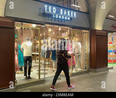 Photo du dossier datée du 08/04/24 du magasin Ted Baker à London Bridge, à Londres, alors que Ted Baker prévoit de fermer tous ses magasins dans les semaines à venir, suite à la chute de l'activité derrière les boutiques britanniques de la marque de mode, No Ordinary Designer Label Limited (NODL), sous administration en mars. Date d'émission : vendredi 26 juillet 2024. Banque D'Images