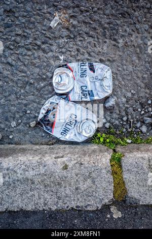 Cannettes de bière Carling Black Label écrasées froissées sur le sol Banque D'Images