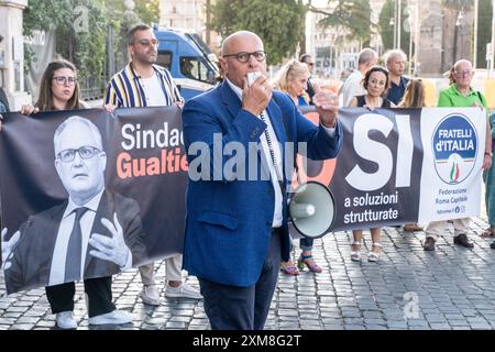 Rome, Italie. 26 juillet 2024. Il vice presidente della Camera dei Deputati Fabio Rampelli alla manifazione indetta da FDI nei pressi della Stazione Termini per protestare contro il progetto del Comune di Roma di realizzare una tensostruttura destinata al ricovero e assistenza dei senza dimora. Pazza dei Cinquecento a Roma, Venerdì 26 Luglio 2024 (foto Mauro Scrobogna/LaPresse) le vice-président de la Chambre des députés Fabio Rampelli lors de la manifestation organisée par la FDI près de la gare Termini pour protester contre le projet de la municipalité de Rome de construire une structure de traction pour le refuge et Banque D'Images