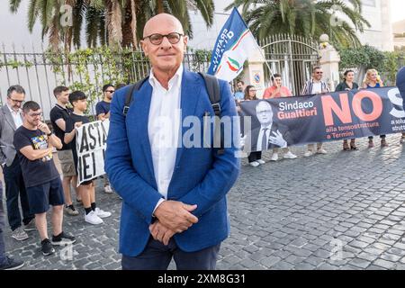 Rome, Italie. 26 juillet 2024. Il vice presidente della Camera dei Deputati Fabio Rampelli alla manifazione indetta da FDI nei pressi della Stazione Termini per protestare contro il progetto del Comune di Roma di realizzare una tensostruttura destinata al ricovero e assistenza dei senza dimora. Pazza dei Cinquecento a Roma, Venerdì 26 Luglio 2024 (foto Mauro Scrobogna/LaPresse) le vice-président de la Chambre des députés Fabio Rampelli lors de la manifestation organisée par la FDI près de la gare Termini pour protester contre le projet de la municipalité de Rome de construire une structure de traction pour le refuge et Banque D'Images