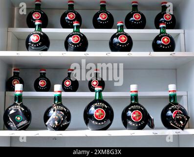 Budapest, Hongrie – 10 mai 2024. Bouteilles de liqueur Unicum Zwack dans un magasin. Unicum Zwack est fabriqué par macération de prunes bleues séchées (Szilva) dans un fût de chêne Banque D'Images