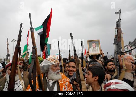 Sanaa, Yémen. 26 juillet 2024. Des partisans houthis manifestent contre les États-Unis et Israël, à Sanaa, Yémen, le 26 juillet 2024. Crédit : Hamza Ali/Alamy Live News Banque D'Images