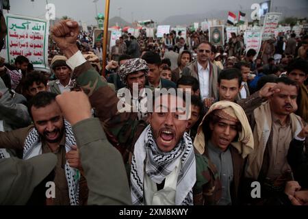 Sanaa, Yémen. 26 juillet 2024. Des partisans houthis manifestent contre les États-Unis et Israël, à Sanaa, Yémen, le 26 juillet 2024. Crédit : Hamza Ali/Alamy Live News Banque D'Images