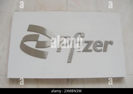 New York, États-Unis. 25 juillet 2024. Le panneau Pfizer est visible à l'extérieur du siège mondial de Pfizer à Manhattan, New York. (Crédit image : © Jimin Kim/SOPA images via ZUMA Press Wire) USAGE ÉDITORIAL SEULEMENT! Non destiné à UN USAGE commercial ! Banque D'Images
