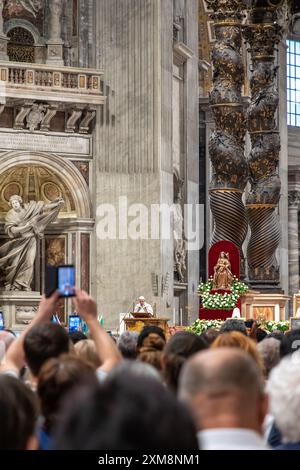 Vatican - 1er octobre 2019 : les fidèles se rassemblent pour le discours du Pape à l’intérieur de la basilique Pierre. Banque D'Images