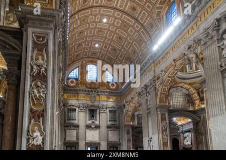 Vatican - 1er octobre 2019 : la lumière du soleil coule à travers la basilique de Pierre. Banque D'Images