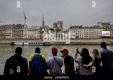 PARIS - bateaux avec des athlètes lors de la cérémonie d'ouverture des Jeux Olympiques à Paris. Pour la première fois dans l’histoire des Jeux Olympiques d’été, la cérémonie d’ouverture ne se tiendra pas dans un stade, mais sur la Seine. ANP REMKO DE WAAL crédit : ANP/Alamy Live News Banque D'Images