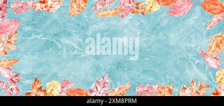 Feuilles d'automne. Illustration aquarelle sur fond bleu texturé. Long cadre horizontal avec espace vide. Teindre la toile de fond avec un coup de peinture Banque D'Images