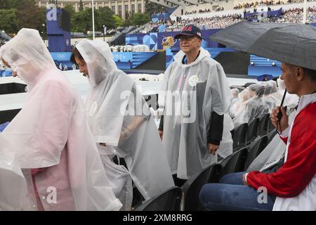 Paris, France. 26 juillet 2024. Bill Gates, co-fondateur de Microsoft, et photographié lors de la cérémonie d’ouverture des Jeux Olympiques de Paris 2024, au Trocadéro à Paris, France, le vendredi 26 juillet 2024. Les Jeux de la XXXIIIe Olympiade se déroulent à Paris du 26 juillet au 11 août. La délégation belge compte 165 athlètes dans 21 sports. BELGA PHOTO BENOIT DOPPAGNE crédit : Belga News Agency/Alamy Live News Banque D'Images