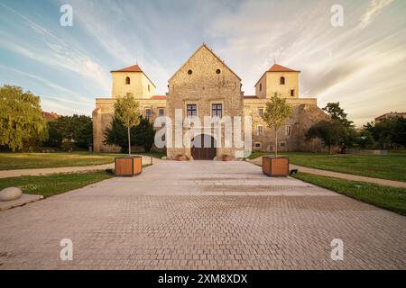 Vue aérienne du château de Varpalota Thury avec toit rouge orangé récemment rénové, quatre tours rectangulaires au milieu de l'ancienne ville minière avec commu Banque D'Images