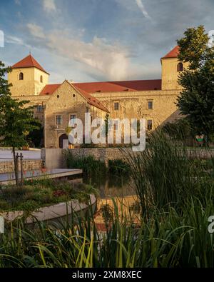 Vue aérienne du château de Varpalota Thury avec toit rouge orangé récemment rénové, quatre tours rectangulaires au milieu de l'ancienne ville minière avec commu Banque D'Images