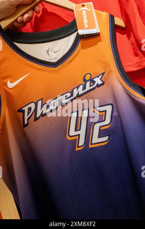 La marchandise de marque est populaire au NBA Store sur Fifth Avenue à New York City, USA 2024 Banque D'Images