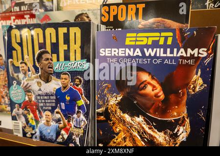 Barnes & Noble Booksellers sur la Cinquième Avenue à New York propose une large sélection de magazines. USA 2024 Banque D'Images