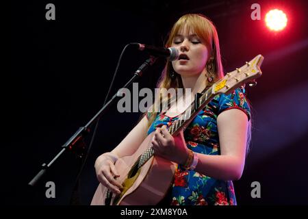 Lulworth, Royaume-Uni. 26 juillet 2024. La chanteuse-compositrice anglaise Katie Grace, vue sur scène au Camp Bestival Lulworth Castle. Crédit : SOPA images Limited/Alamy Live News Banque D'Images