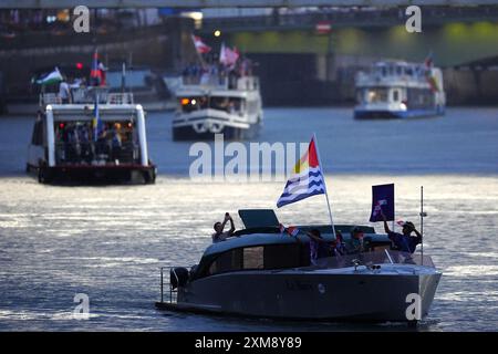 Team Kiribati lors de la cérémonie d’ouverture des Jeux Olympiques de Paris 2024 près du Trocadéro à Paris, en France. Date de la photo : vendredi 26 juillet 2024. Banque D'Images