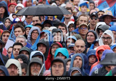 (240726) -- PARIS, 26 juillet 2024 (Xinhua) -- des spectateurs sont vus lors de la cérémonie d'ouverture des Jeux Olympiques de Paris 2024 à Paris, France, le 26 juillet 2024. (Xinhua/Li Jing) Banque D'Images