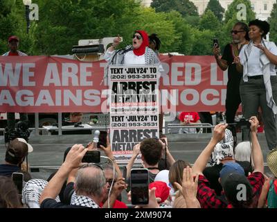 Washington, District de Columbia, États-Unis. 24 juillet 2024. La militante palestinienne américaine LINDA SARSOUR s'adresse aux milliers de personnes de tous les États-Unis rassemblées pour un rassemblement pro-palestinien près du Capitole américain, elle appelle à l'arrestation du premier ministre israélien Benjamin Netanyahu en tant que criminel de guerre et dénonce sa comparution devant une session conjointe du Congrès. (Crédit image : © Sue Dorfman/ZUMA Press Wire) USAGE ÉDITORIAL SEULEMENT! Non destiné à UN USAGE commercial ! Banque D'Images