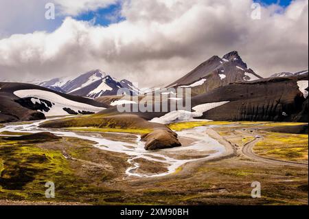 Magnifique paysage sauvage d'été spectaculaire de voyage en Islande, véhicule 4x4 hors route, réserve naturelle de Fjallabak route non pavée, Landmannalaugar Highlands Banque D'Images