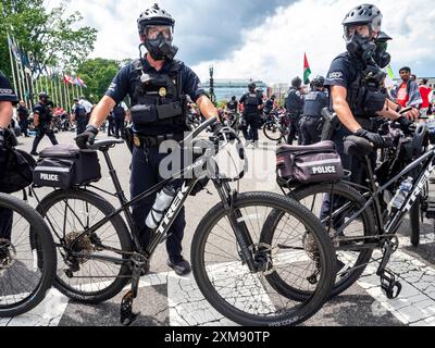 Washington, District de Columbia, États-Unis. 24 juillet 2024. Des policiers à vélo bouclent une zone lors d'une manifestation pro-palestinienne. (Crédit image : © Sue Dorfman/ZUMA Press Wire) USAGE ÉDITORIAL SEULEMENT! Non destiné à UN USAGE commercial ! Banque D'Images