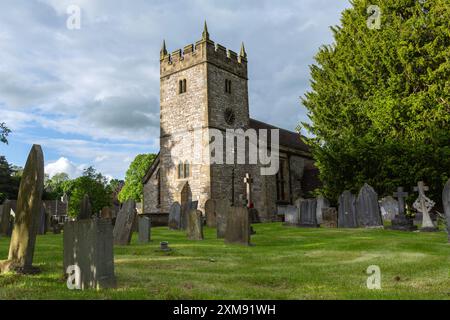 L'église paroissiale de la Sainte Trinité, village d'Ashford-in-the-Water paroisse civile dans le Derbyshire Peak District, Angleterre, Royaume-Uni Banque D'Images